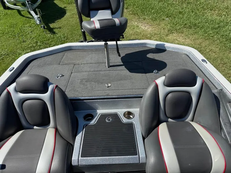 Slide: The Image of 2015 Ranger Z520 Comanche boat interior with three seats and carpeted deck. - 11