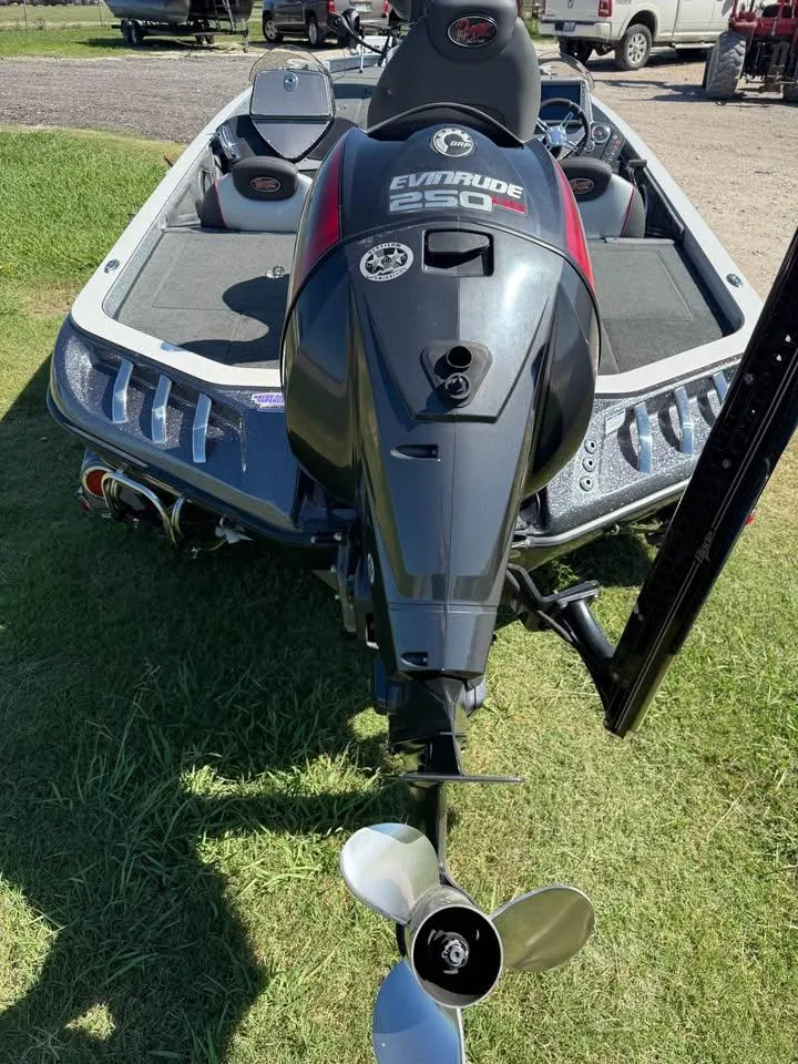 Slide: The Image of 2015 Ranger Z520 Comanche boat with Evinrude 250 engine on grass. - 4