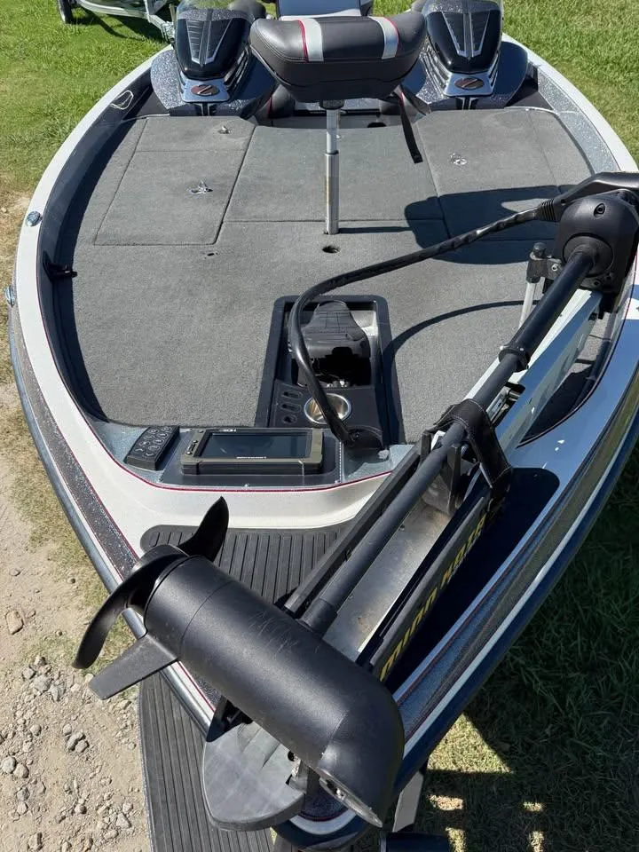 Slide: The Image of 2015 Ranger Z520 Comanche boat with trolling motor and spacious deck. - 5
