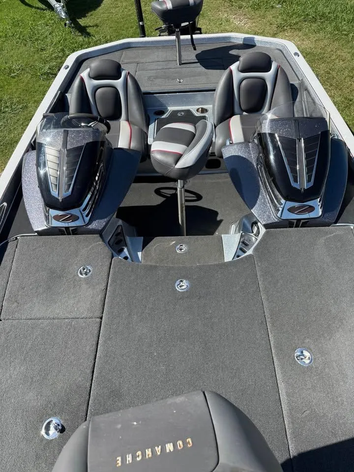 Slide: The Image of 2015 Ranger Z520 Comanche boat interior with dual seats and sleek design. - 6