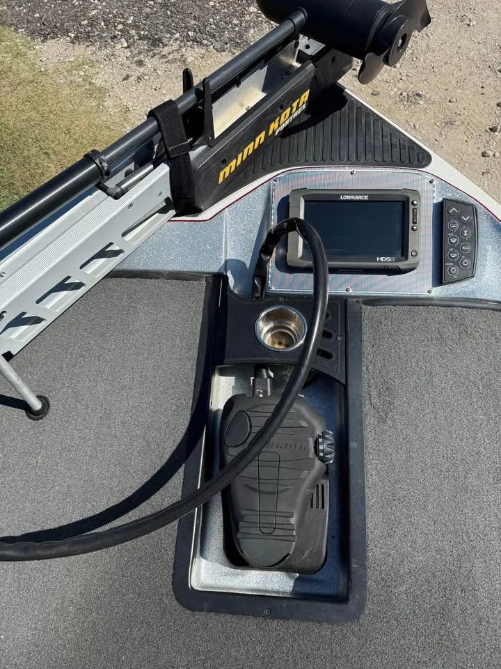 Slide: The Image of 2015 Ranger Z520 Comanche boat deck with Minn Kota trolling motor and Lowrance fishfinder. - 7
