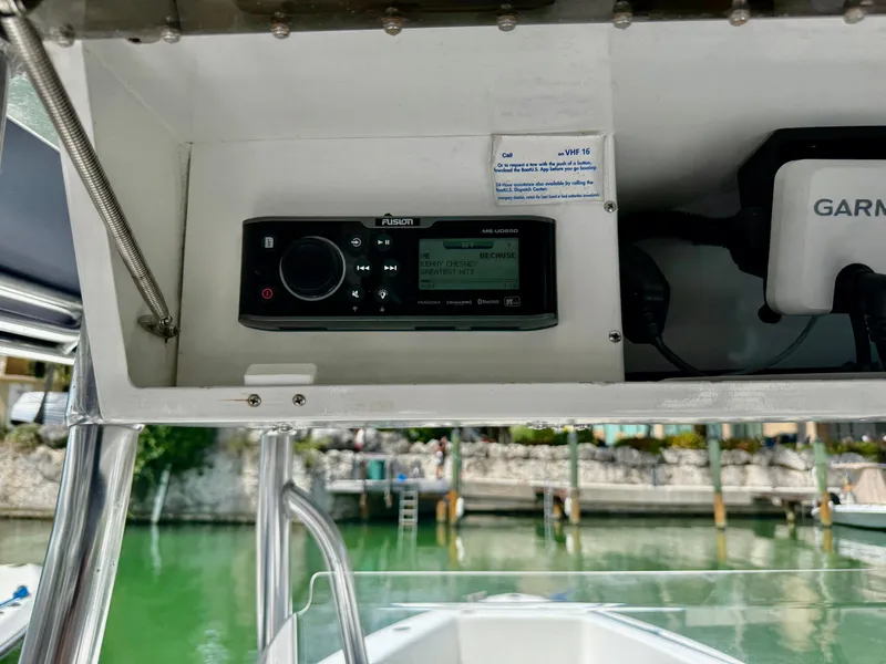 Slide: The Image of 2003 Bluewater Sportfishing 2850 boat dashboard with Fusion stereo and Garmin device. - 19
