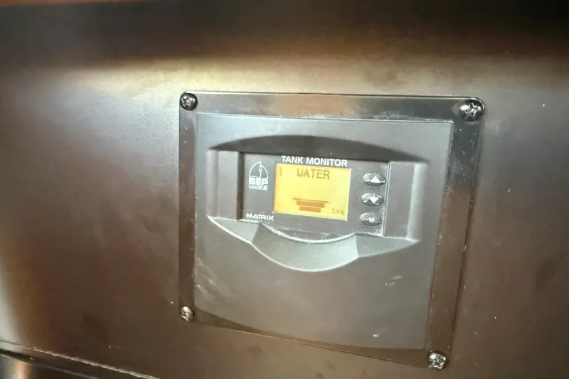 Slide: The Image of Tank monitor display on 2005 Meridian 341 Sedan, showing water level at 33%. - 53