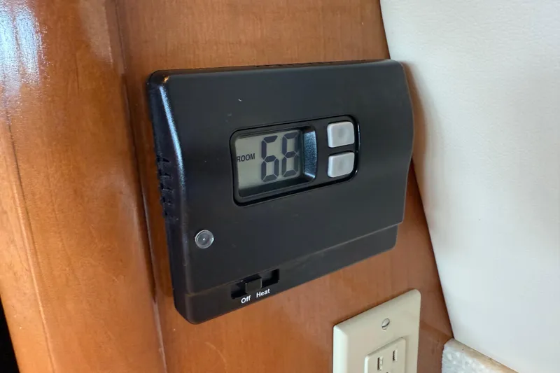 Slide: The Image of Thermostat set to 68°F in 2005 Meridian 341 Sedan interior. - 9