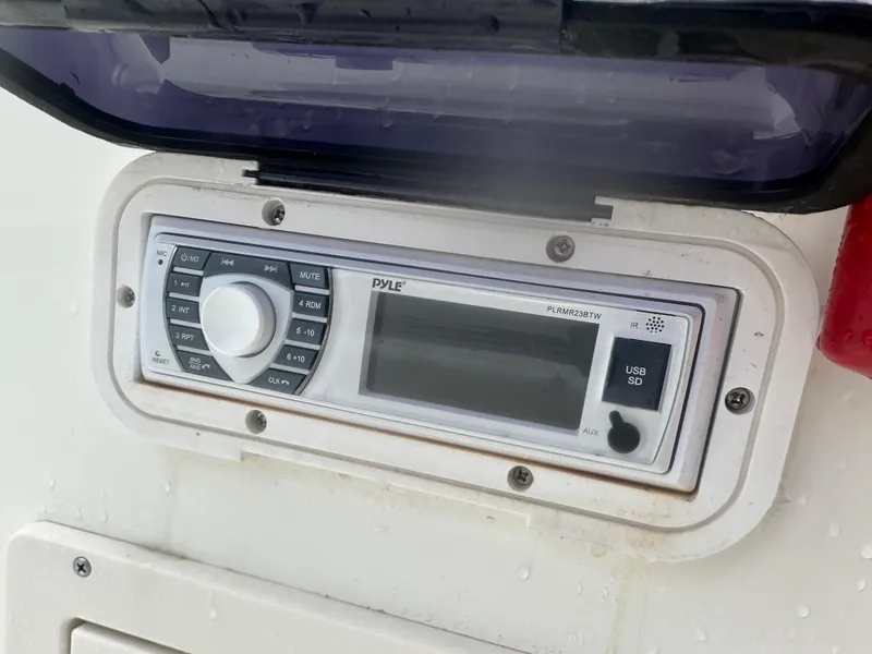 Slide: The Image of Audio system on 2015 NauticStar 1810 NauticBay boat, featuring USB and SD inputs. - 20