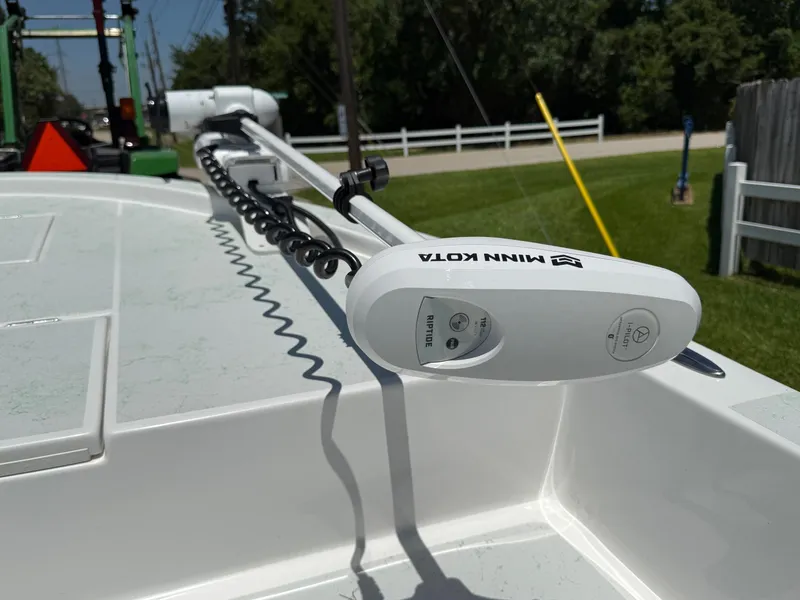 Slide: The Image of Minn Kota trolling motor on 2023 Shallow Sport 24 Sport boat deck. - 16