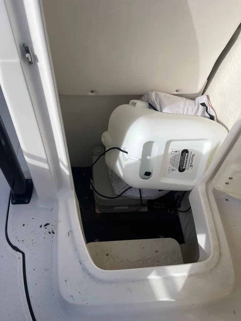 Slide: The Image of Robalo R222 2021 - 10