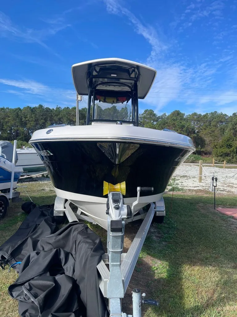 Slide: The Image of Robalo R222 2021 - 12