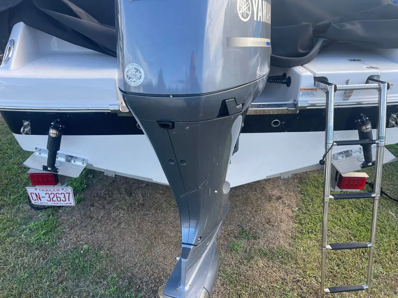 Slide: The Image of Robalo R222 2021 - 13