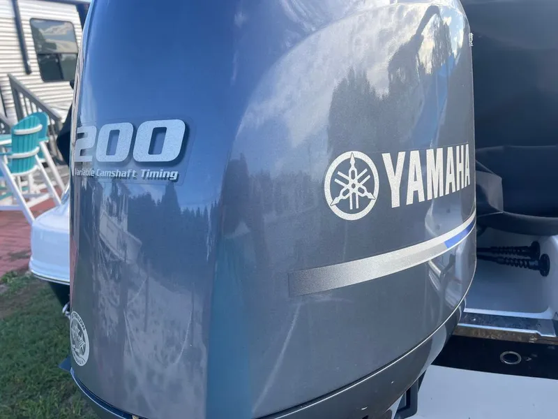 Slide: The Image of Robalo R222 2021 - 14