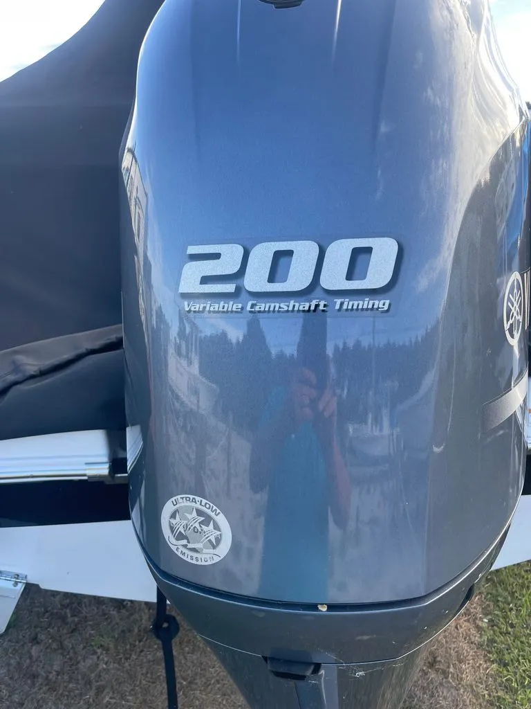 Slide: The Image of Robalo R222 2021 - 15