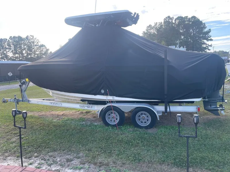 Slide: The Image of Robalo R222 2021 - 16