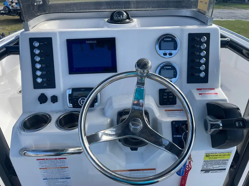 Slide: The Image of Robalo R222 2021 - 2