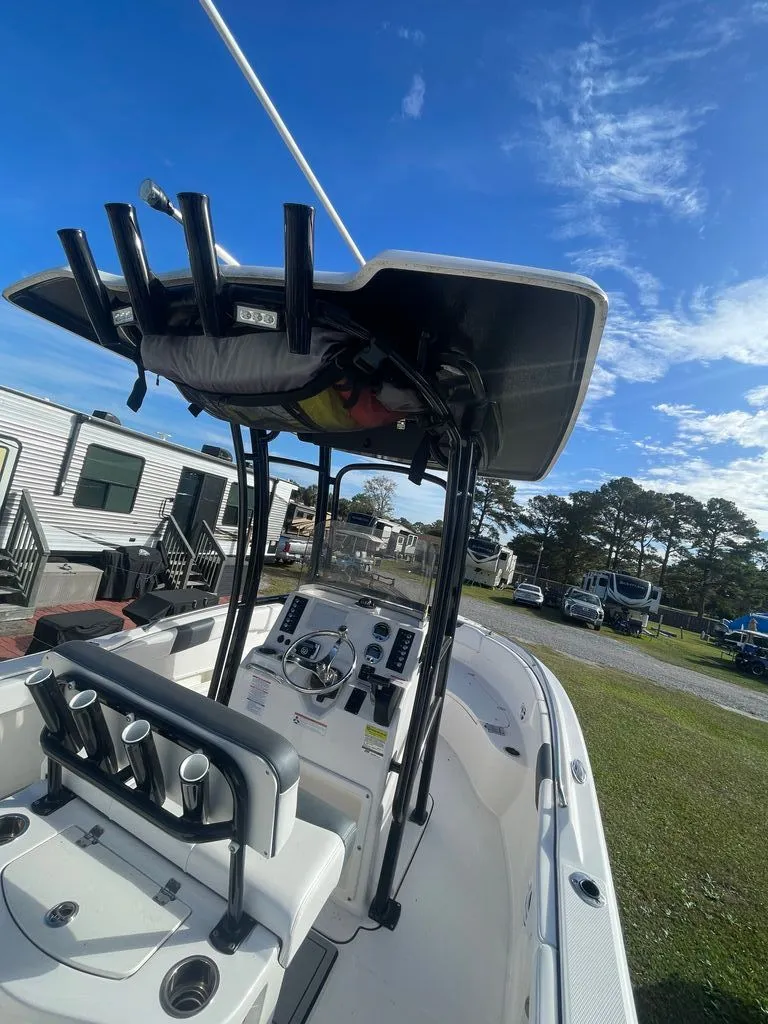 Slide: The Image of Robalo R222 2021 - 3