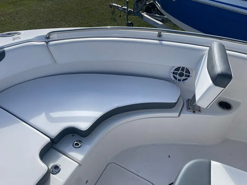 Slide: The Image of Robalo R222 2021 - 5