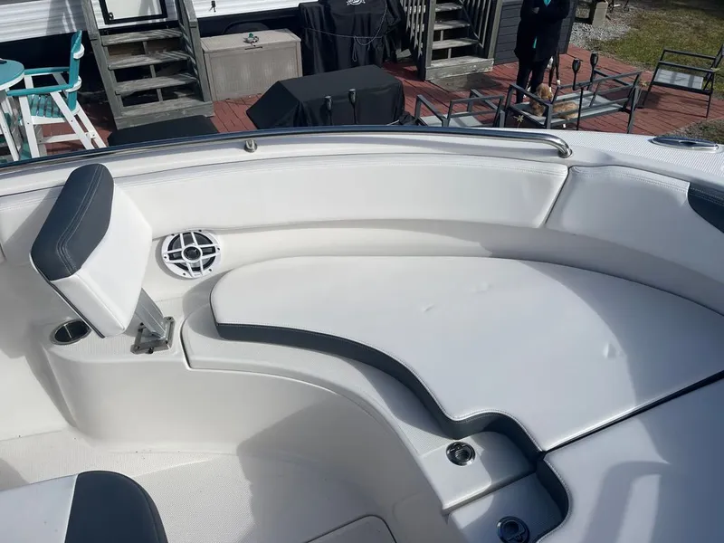 Slide: The Image of Robalo R222 2021 - 6