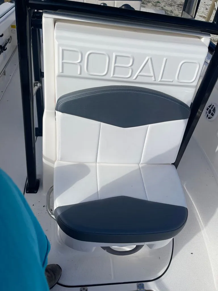 Slide: The Image of Robalo R222 2021 - 7