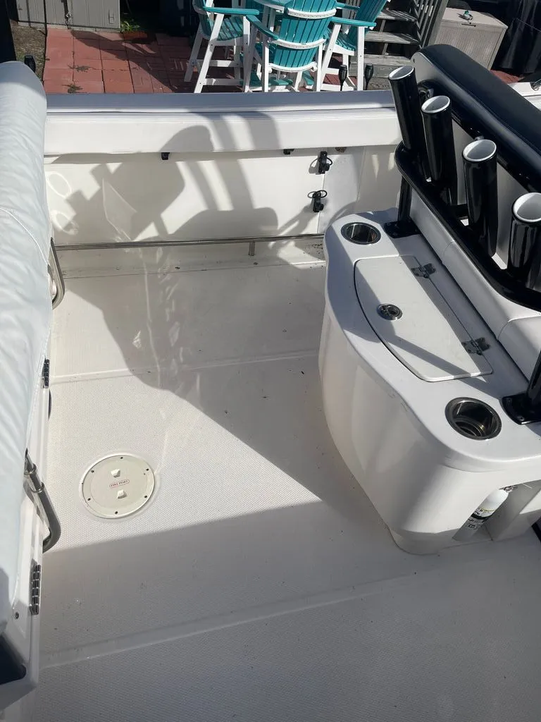 Slide: The Image of Robalo R222 2021 - 8