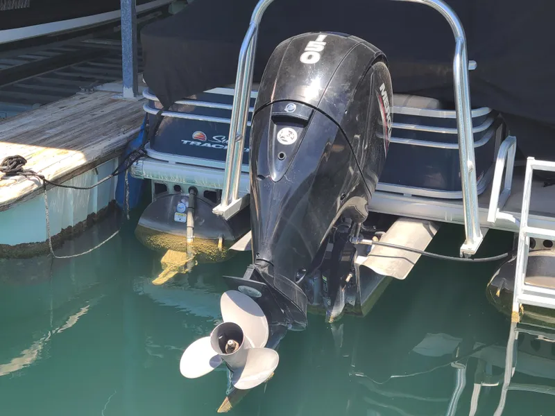 Slide: The Image of 2021 Sun Tracker 22 Fishin Barge with Mercury 150 outboard motor at dock. - 15