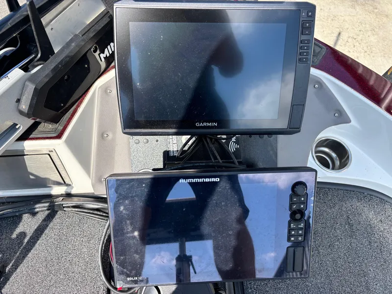 Slide: The Image of 2021 Ranger 621cFS Pro boat with Garmin and Humminbird fish finders. - 4