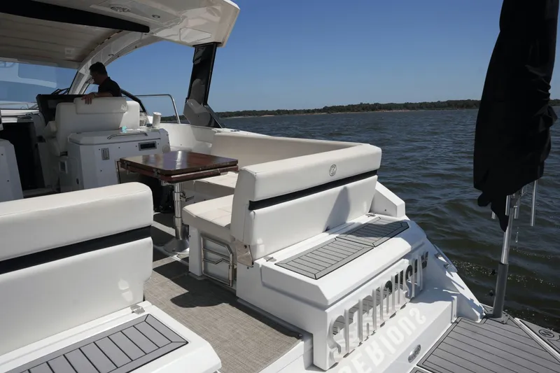 Slide: The Image of Cruisers Yachts 390 Express Coupe 2018 - 11