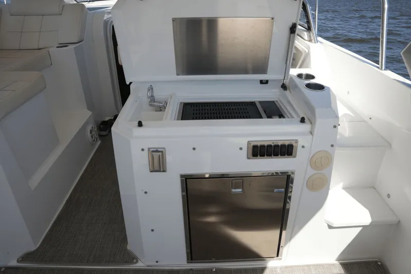 Slide: The Image of Cruisers Yachts 390 Express Coupe 2018 - 25