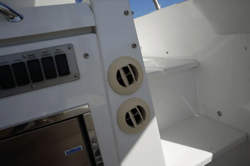 Slide: The Image of Cruisers Yachts 390 Express Coupe 2018 - 26