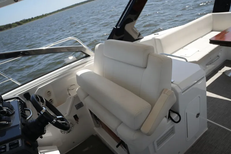 Slide: The Image of Cruisers Yachts 390 Express Coupe 2018 - 28