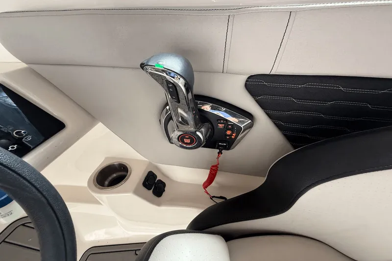 Slide: The Image of Sea Ray SPX 230 Outboard 2023 - 14