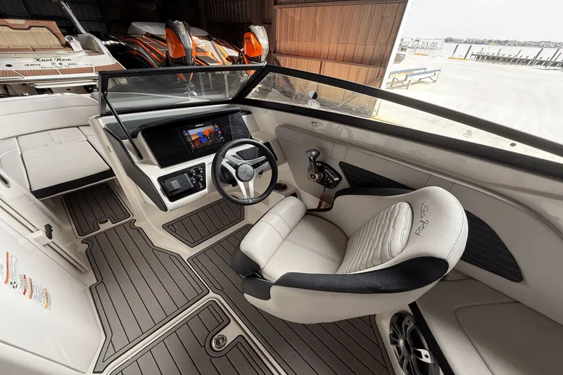 Slide: The Image of Sea Ray SPX 230 Outboard 2023 - 16