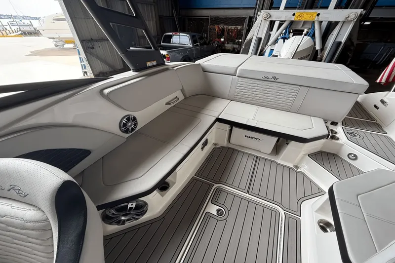 Slide: The Image of Sea Ray SPX 230 Outboard 2023 - 17