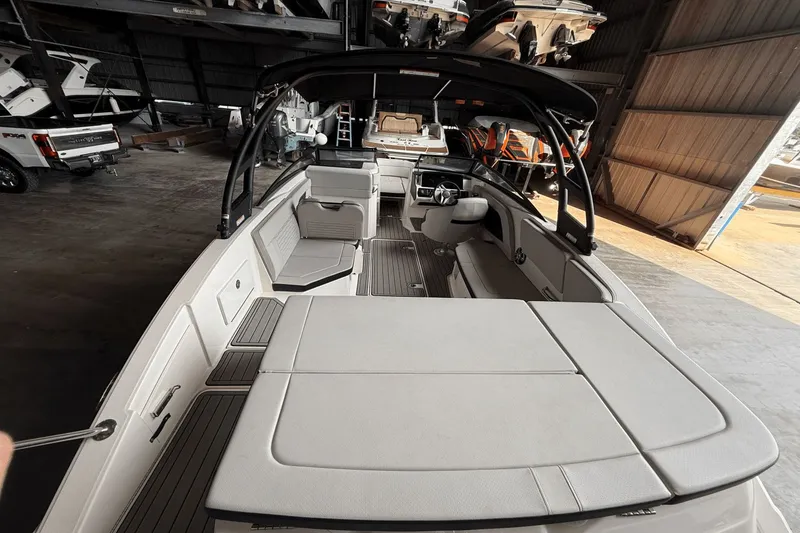 Slide: The Image of Sea Ray SPX 230 Outboard 2023 - 20