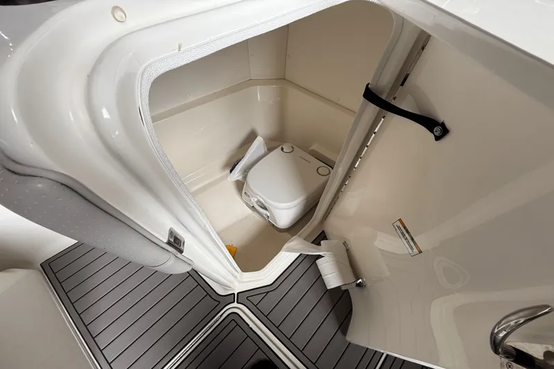 Slide: The Image of Sea Ray SPX 230 Outboard 2023 - 9