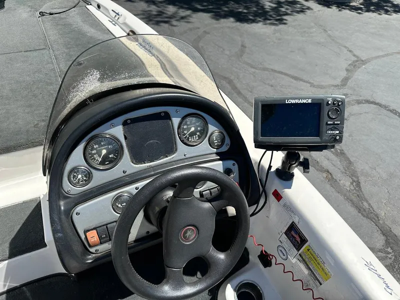 Slide: The Image of 2004 Stratos 285 PRO XL DC boat dashboard with Lowrance fish finder. - 17