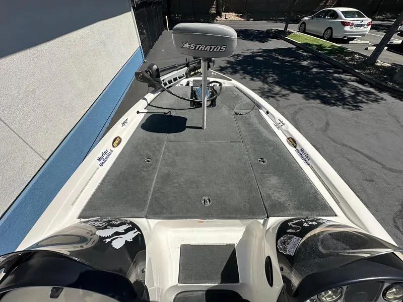 Slide: The Image of 2004 Stratos 285 PRO XL DC boat, featuring a spacious deck and Stratos-branded seat. - 19