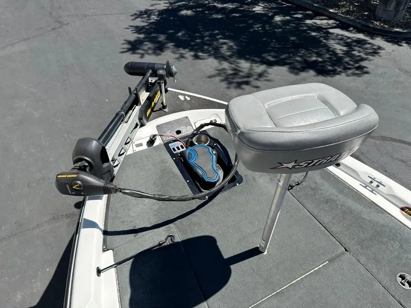 Slide: The Image of 2004 Stratos 285 PRO XL DC boat deck with seat and trolling motor. - 20