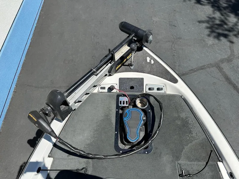 Slide: The Image of 2004 Stratos 285 PRO XL DC boat deck with trolling motor and foot pedal. - 21