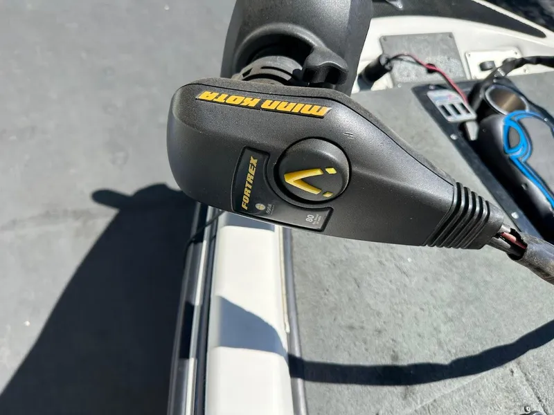 Slide: The Image of Minn Kota Fortrex trolling motor control on 2004 Stratos 285 PRO XL DC boat. - 22
