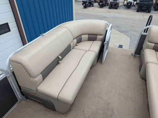 Slide: The Image of Sun Tracker Fishin' Barge 20 DLX 2021 - 10