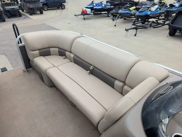 Slide: The Image of Sun Tracker Fishin' Barge 20 DLX 2021 - 11