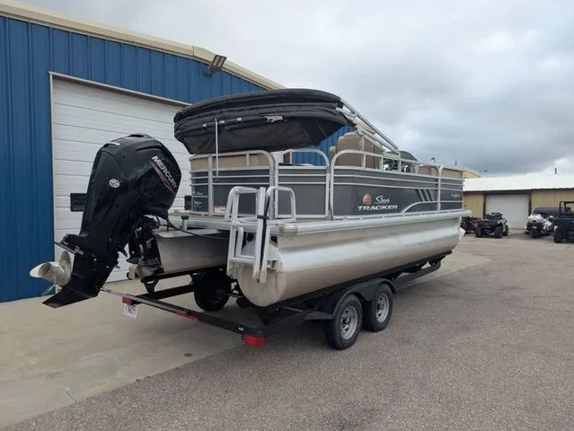 Slide: The Image of Sun Tracker Fishin' Barge 20 DLX 2021 - 4