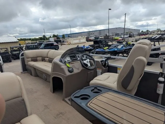 Slide: The Image of Sun Tracker Fishin' Barge 20 DLX 2021 - 7