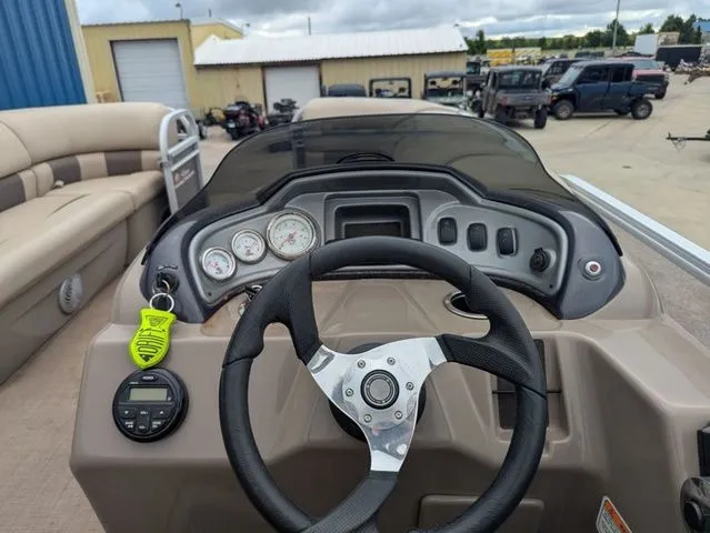 Slide: The Image of Sun Tracker Fishin' Barge 20 DLX 2021 - 8