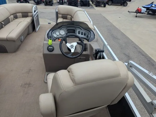 Slide: The Image of Sun Tracker Fishin' Barge 20 DLX 2021 - 9