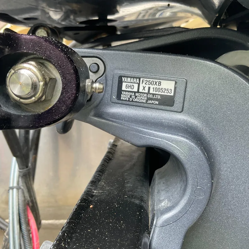 Slide: The Image of Close-up of Yamaha F250XB engine part on a 2019 Sylvan SE-CRS25 boat. - 34