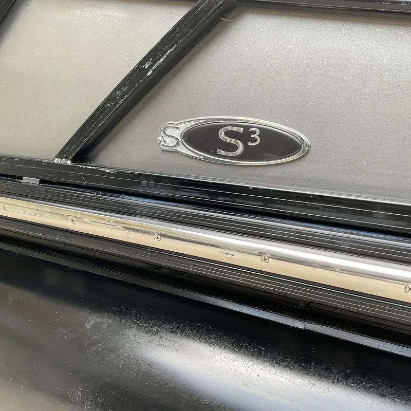 Slide: The Image of Gray leather seating on a 2019 Sylvan SE-CRS25 boat. - 8