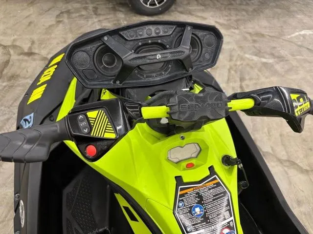 Slide: The Image of Sea-Doo Spark Trixx 3up 2023 - 4