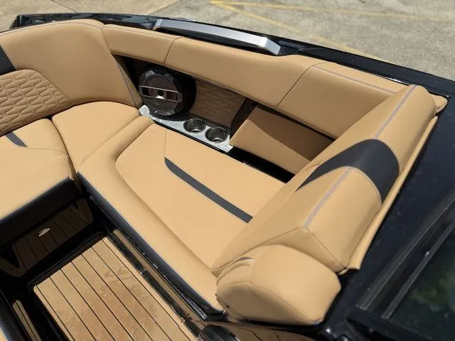 Slide: The Image of MasterCraft X24 2019 - 11