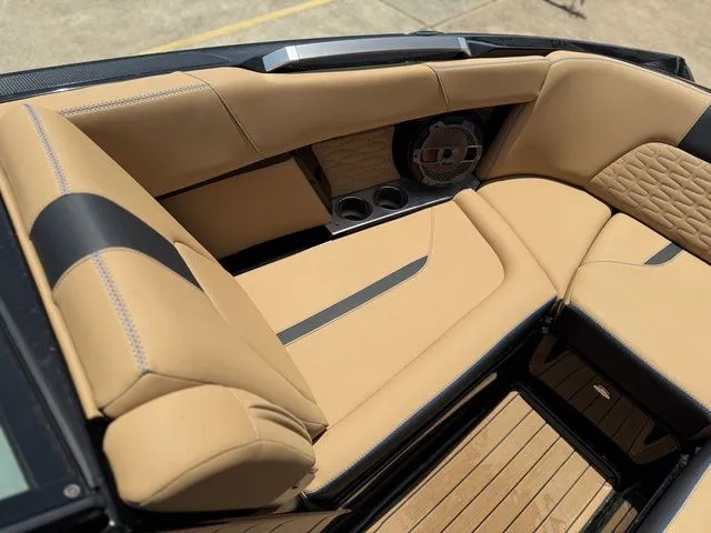 Slide: The Image of MasterCraft X24 2019 - 12