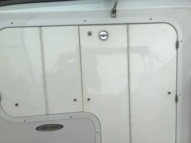 Slide: The Image of Four Winns 245 Sundowner 2003 - 17